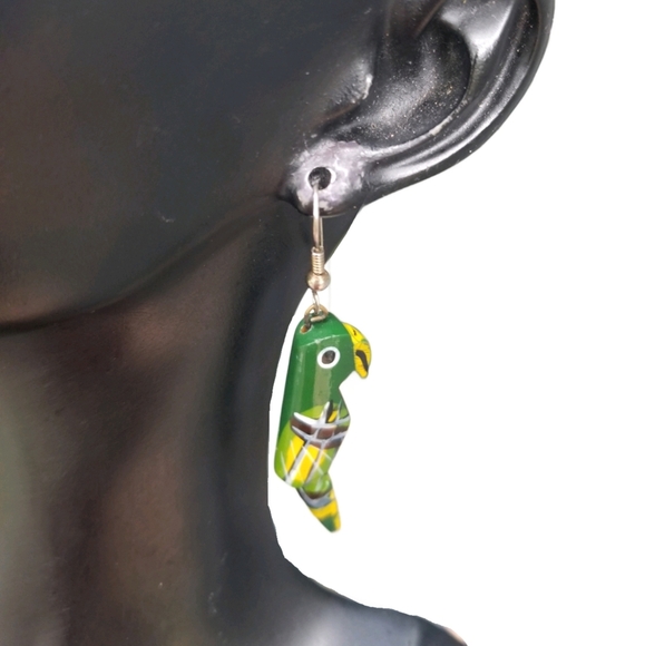 VINTAGE TROPICAL GREEN PARROT WOODEN DROP HOOK EARRINGS - Picture 1 of 3